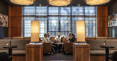 Morley’s Bar Gemütliche Sitzbereiche in der Hotelbar des Maritim Hotel Düsseldorf mit moderner Beleuchtung und Gästen im Gespräch.