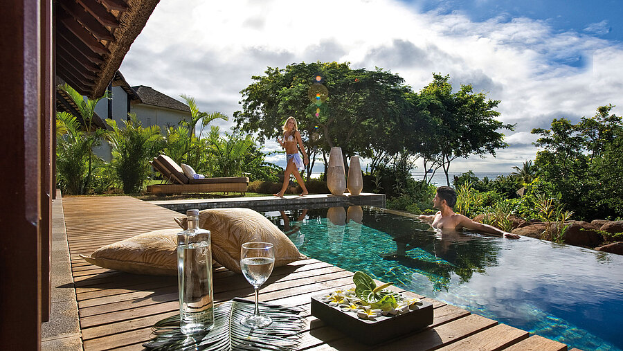 Maritim Villa Private Poolvilla mit Infinity-Pool, Sonnendeck und tropischem Garten mit Meerblick