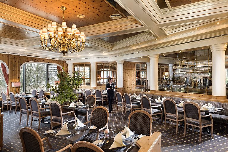 Restaurant "Ulmer Gulden"/"Donaustube" | Maritim Hotel Ulm Rustikales Restaurant im Landhausstil mit gedeckten Tischen im Maritim Hotel Ulm