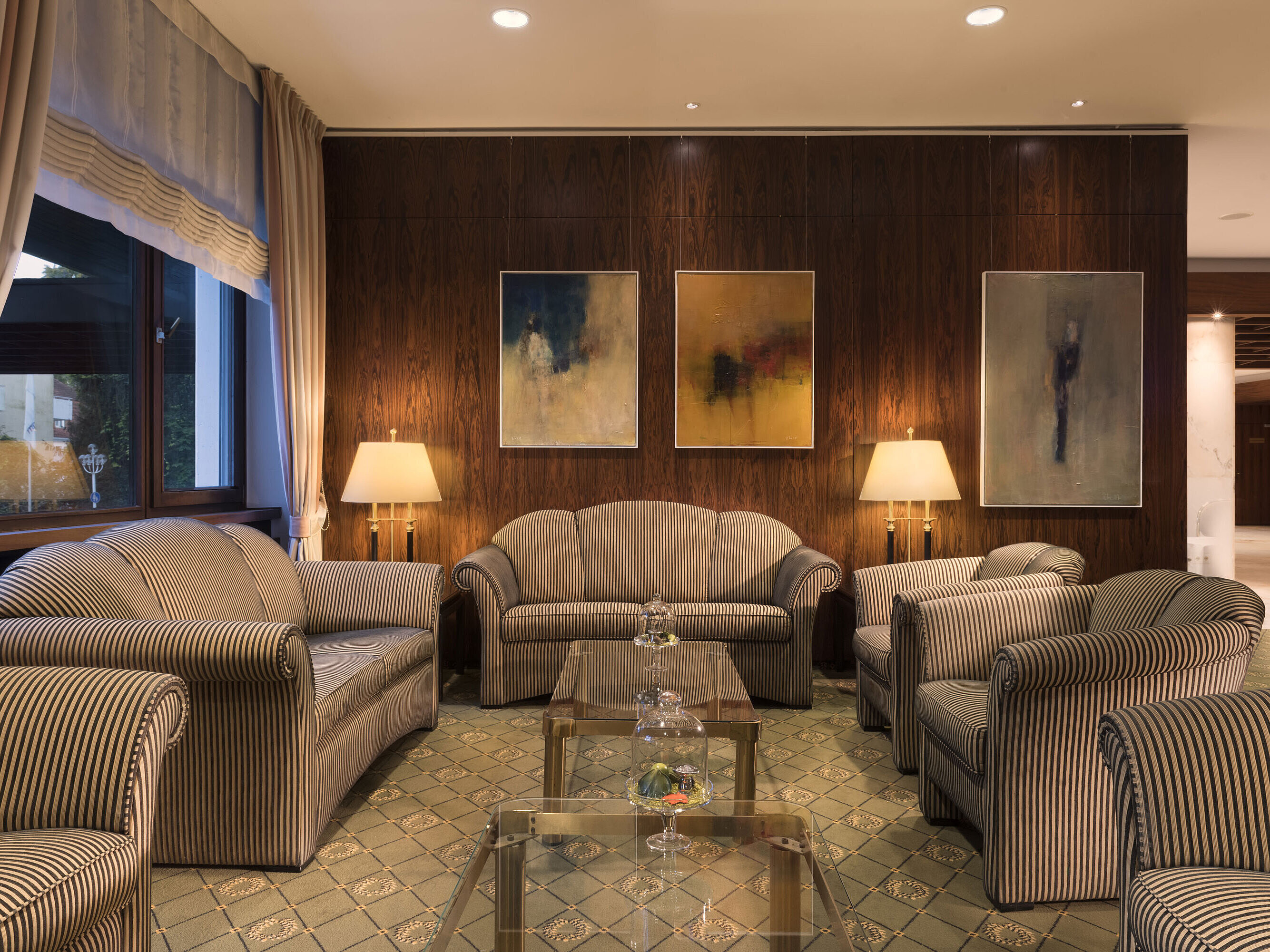 Lobby Stilvoll eingerichtete Lobby im Maritim Hotel Bad Salzuflen mit Sesseln, Sofas und Lampen