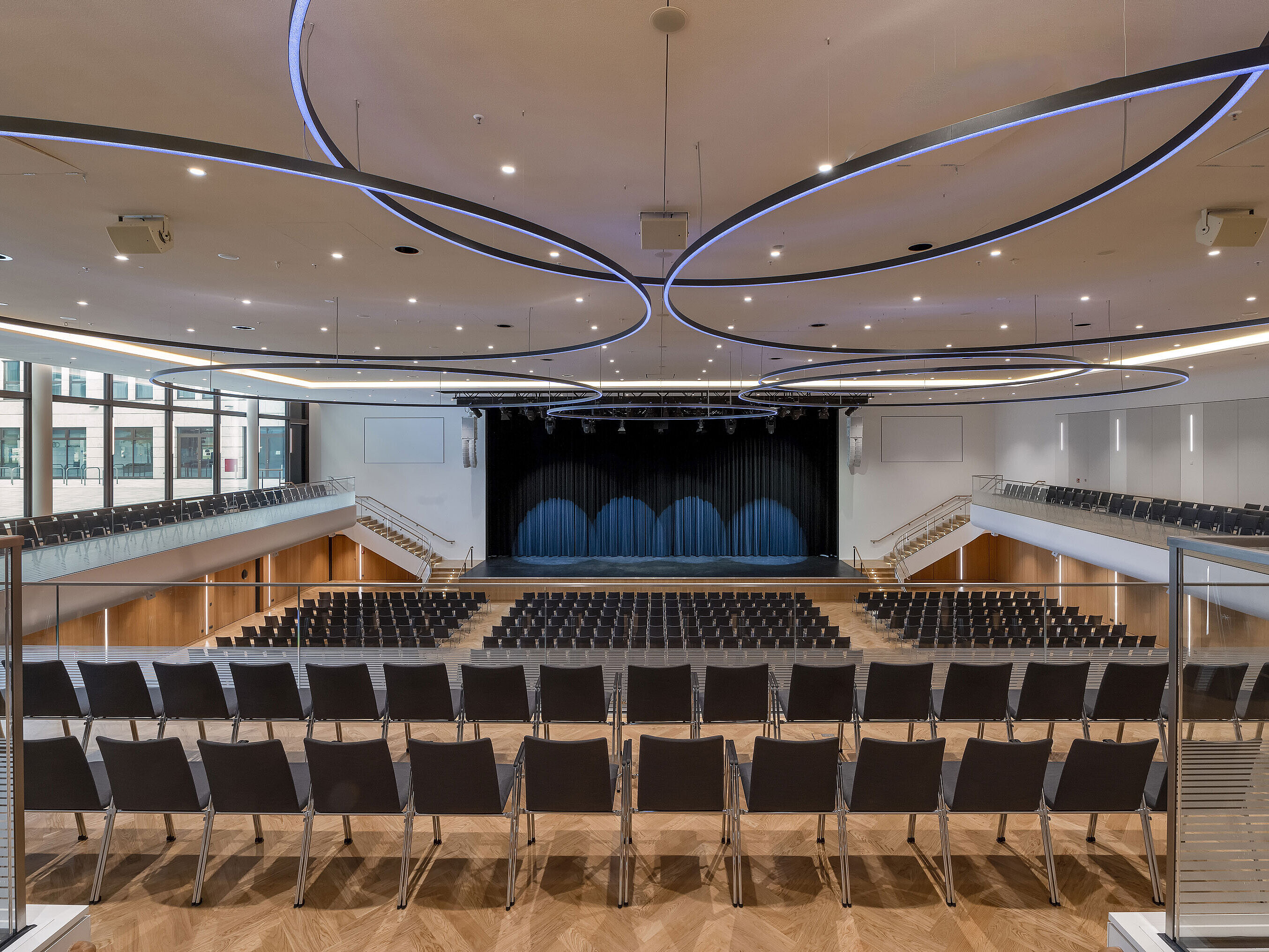 Saal Ingolstadt Großer Veranstaltungssaal im Maritim Hotel Ingolstadt mit moderner Beleuchtung und Bühne.