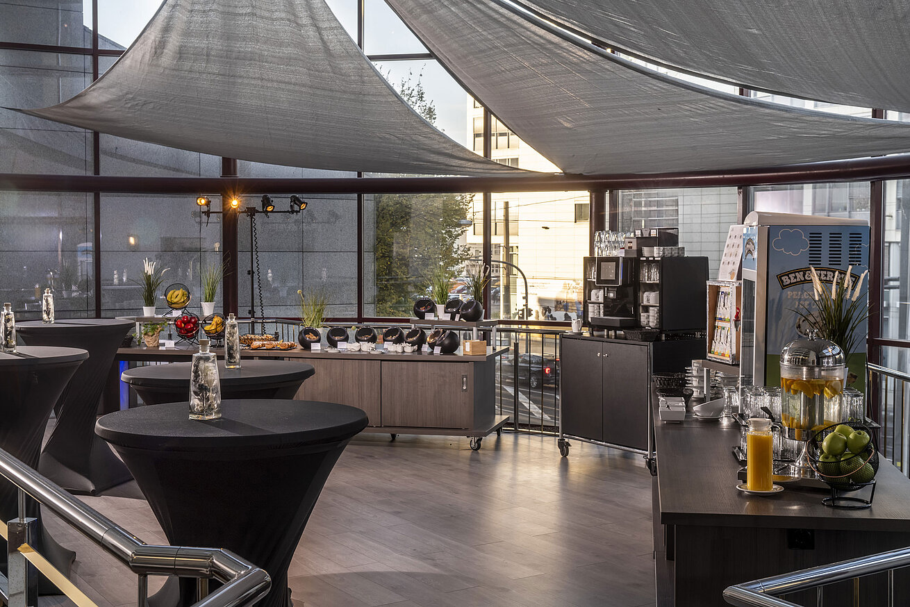 Kaffeepause Modern gestalteter Kaffeepausenbereich mit Snacks und Getränken im Maritim Hotel Magdeburg