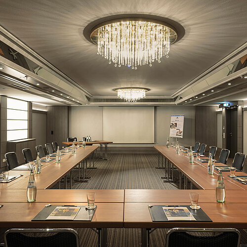 Salon Würzburg U-Bestuhlung, Wasserflaschen und moderne Technik im Maritim Hotel München