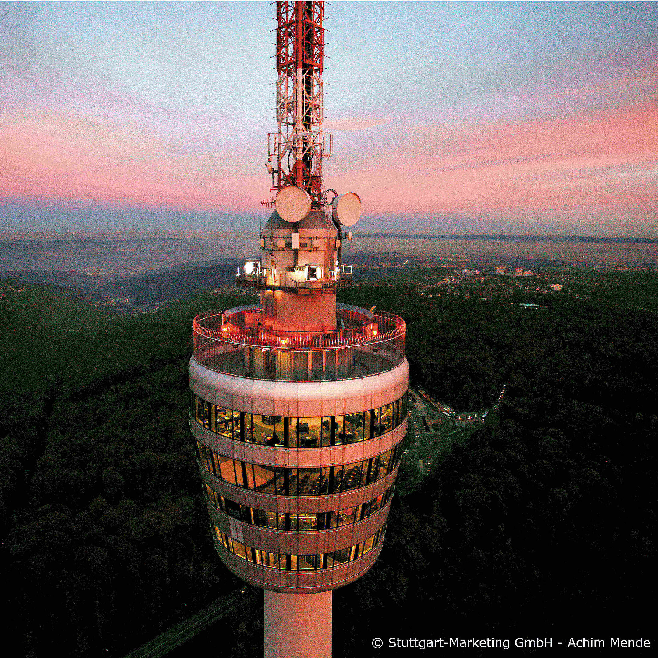 Fernsehturm Stuttgart bei Sonnenuntergang Fernsehturm Stuttgart bei Sonnenuntergang mit Panorama über Stadt und Landschaft