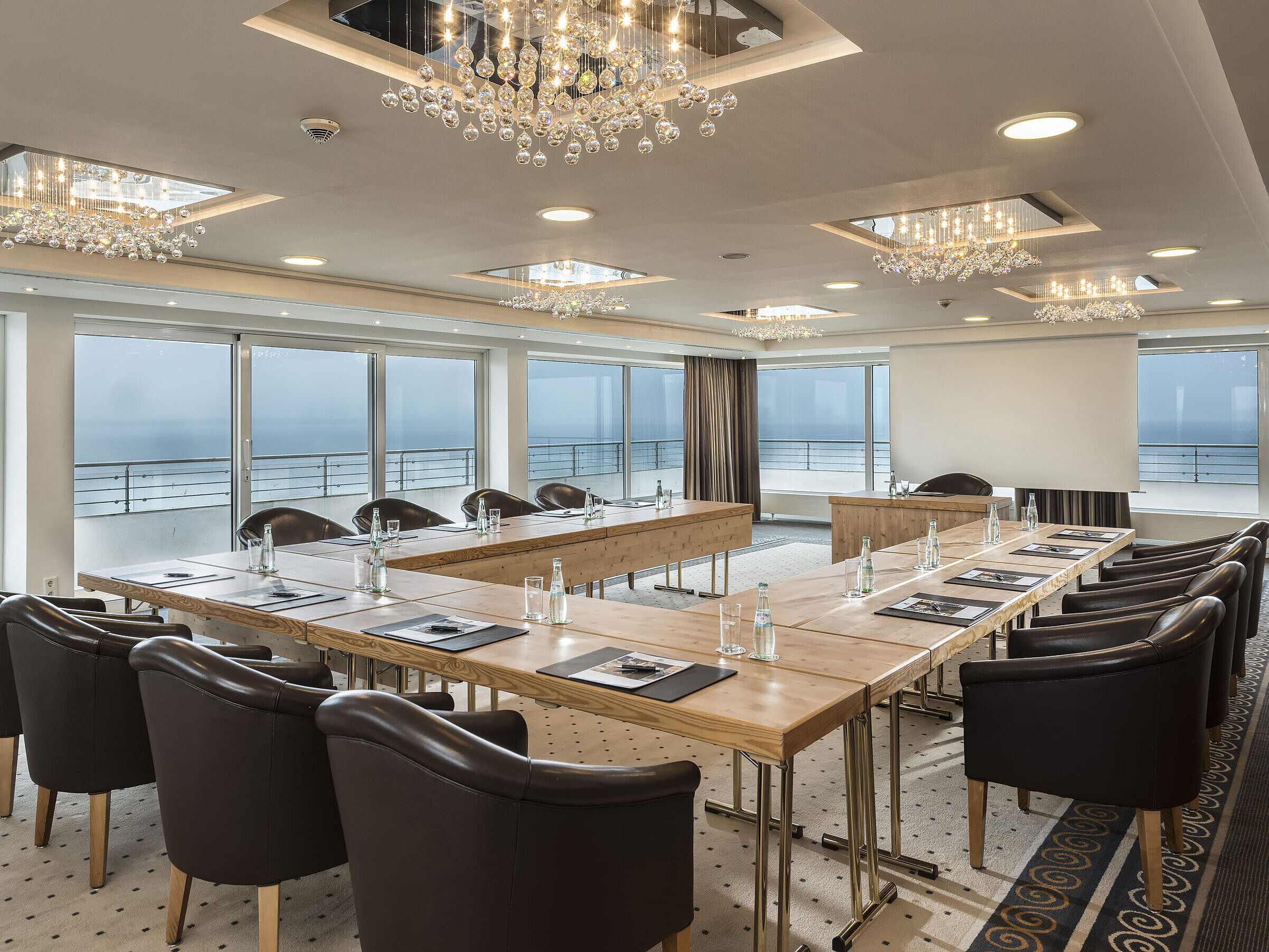 Salon Hamburg Salon Hamburg im Maritim Seehotel Timmendorfer Strand, Tagungsraum mit Meerblick, L-förmiger Tisch und eleganter Beleuchtung.