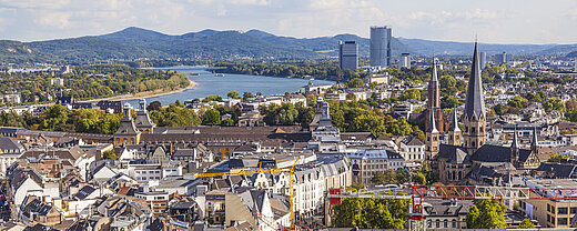© travelview - AdobeStock.com Panoramablick über die Bonner Altstadt mit Rhein und Siebengebirge