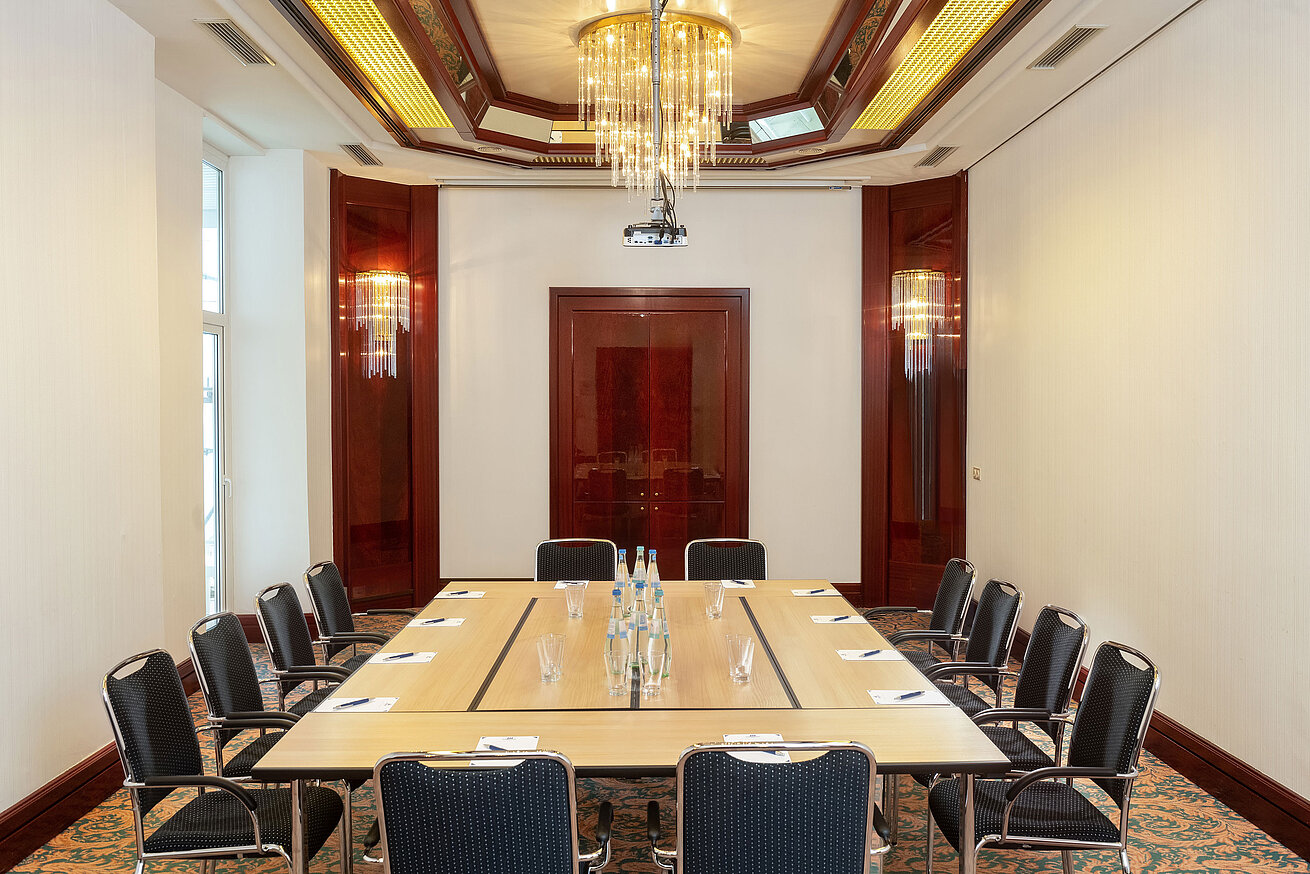 Salon Gustav Stresemann Salon Gustav Stresemann mit U-förmiger Bestuhlung, elegantem Dekor und großer Deckenleuchte im Maritim Hotel Bad Wildungen.