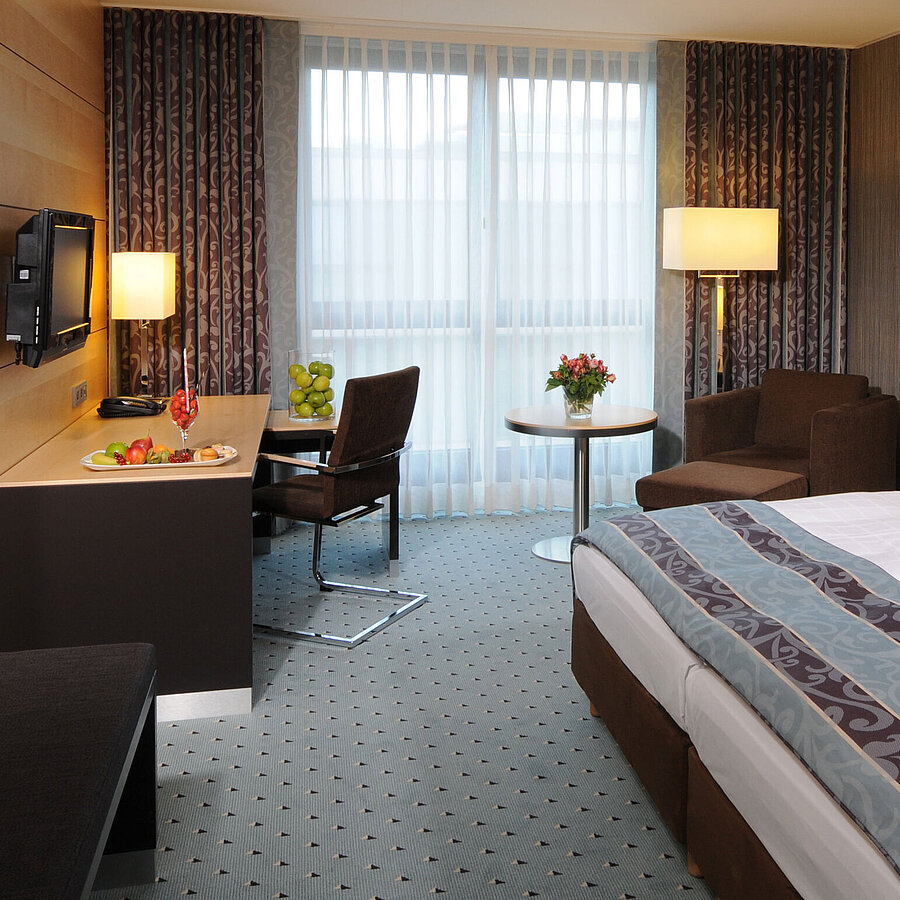 Superior Zimmer Superior Zimmer im Maritim Hotel Düsseldorf mit stilvollem Doppelbett, modernem Schreibtisch, gemütlichem Sitzbereich.