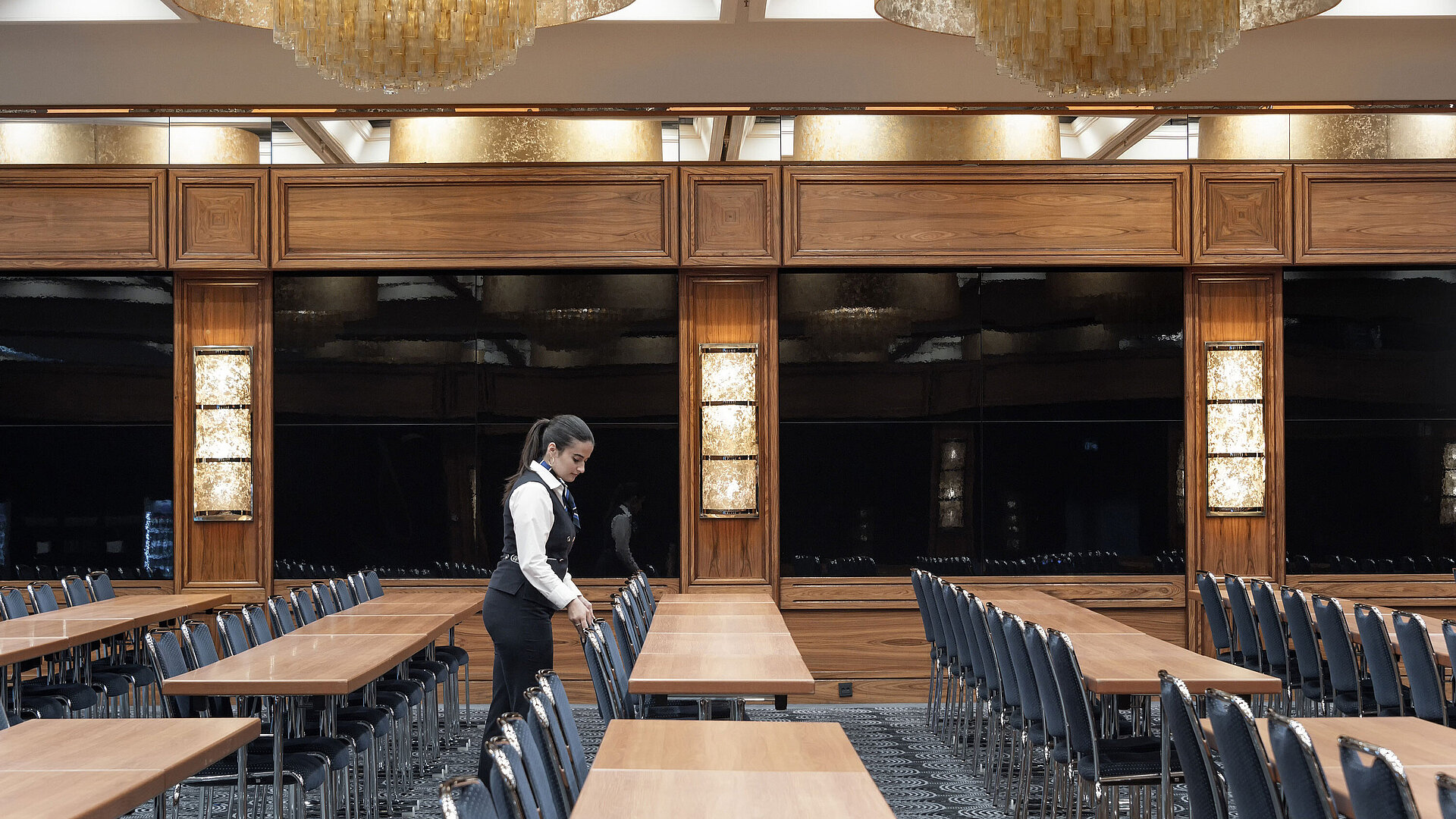 Saal Maritim Eleganter Konferenzsaal mit großen Kronleuchtern und Reihenbestuhlung im Maritim Hotel Darmstadt