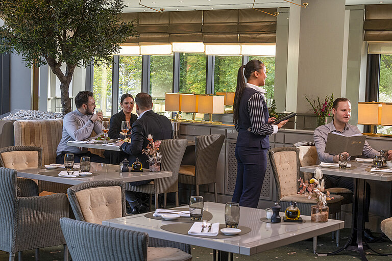 Restaurant Bottaccio Restaurant Bottaccio im Maritim Hotel Düsseldorf mit eleganter Einrichtung, Gästen beim Essen und freundlichem Servicepersonal.