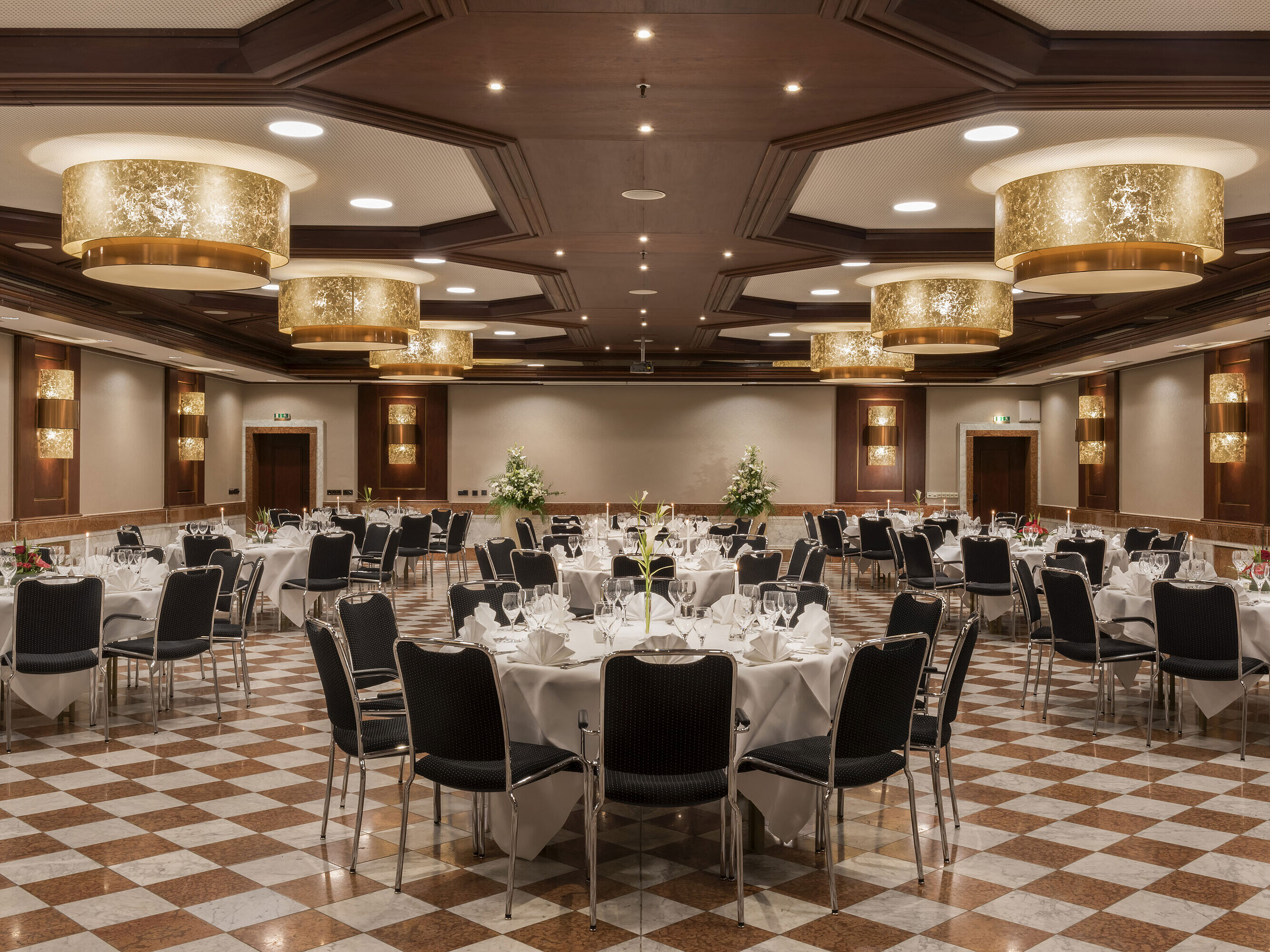 Saal Drachenfels Eleganter Festsaal im Maritim Hotel Königswinter mit runden Tischen, stilvoller Dekoration und Kronleuchtern.
