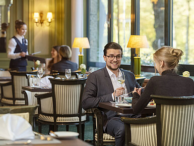 L'Echalote Restaurant Gäste genießen ein stilvolles Dinner im Restaurant L'Echalote des Maritim Hotel Bremen mit freundlichem Service.