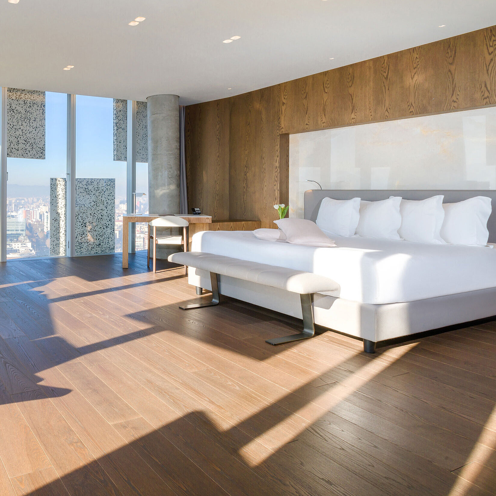 Zimmer Helle Panorama Suite mit Stadtblick und Designmöbeln im Maritim Hotel Plaza Tirana