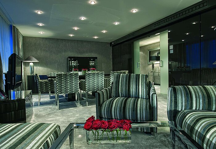 Master Suite Wohnzimmer der Master Suite im Maritim Düsseldorf mit modernen Sitzmöbeln, stilvollem Esstisch und gemütlicher Beleuchtung.