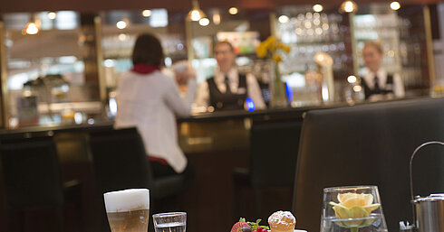 Café Espresso Latte Macchiato und Gebäck im Café des Maritim Hotel Stuttgart mit Blick auf die Bar im Hintergrund
