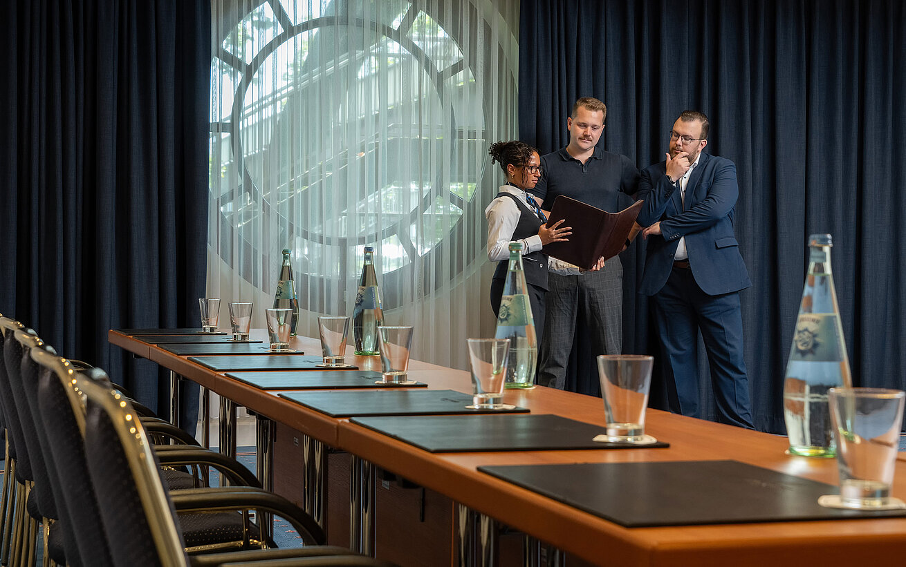 Salon Mannheim Besprechung im Tagungsraum des Maritim Hotel Köln vor großem Rundfenster