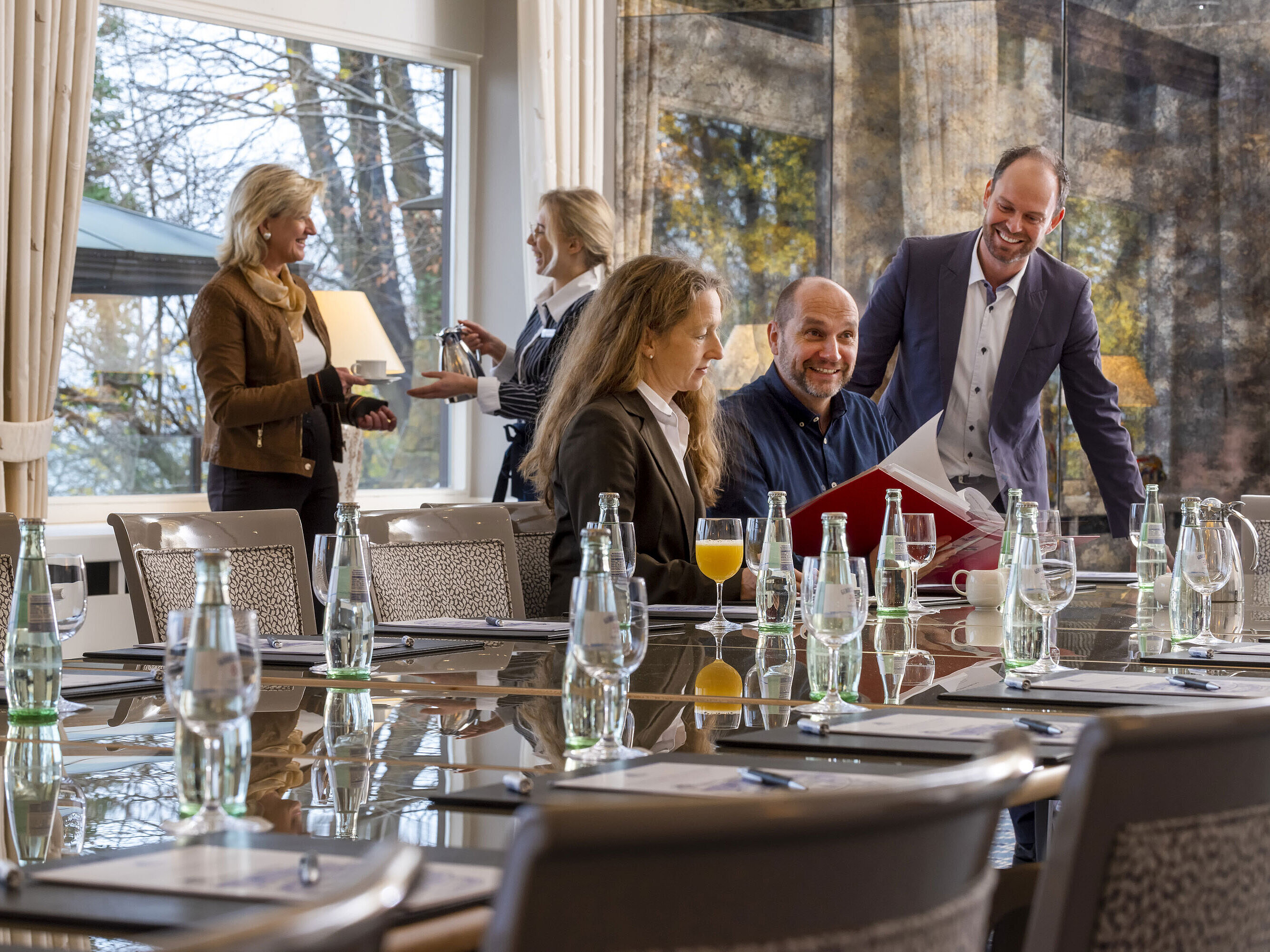 Salon Oslo Salon Oslo im Maritim Hotel Kiel, Teilnehmer in einer Besprechung, entspannte Atmosphäre mit Getränken und freundlichem Service.