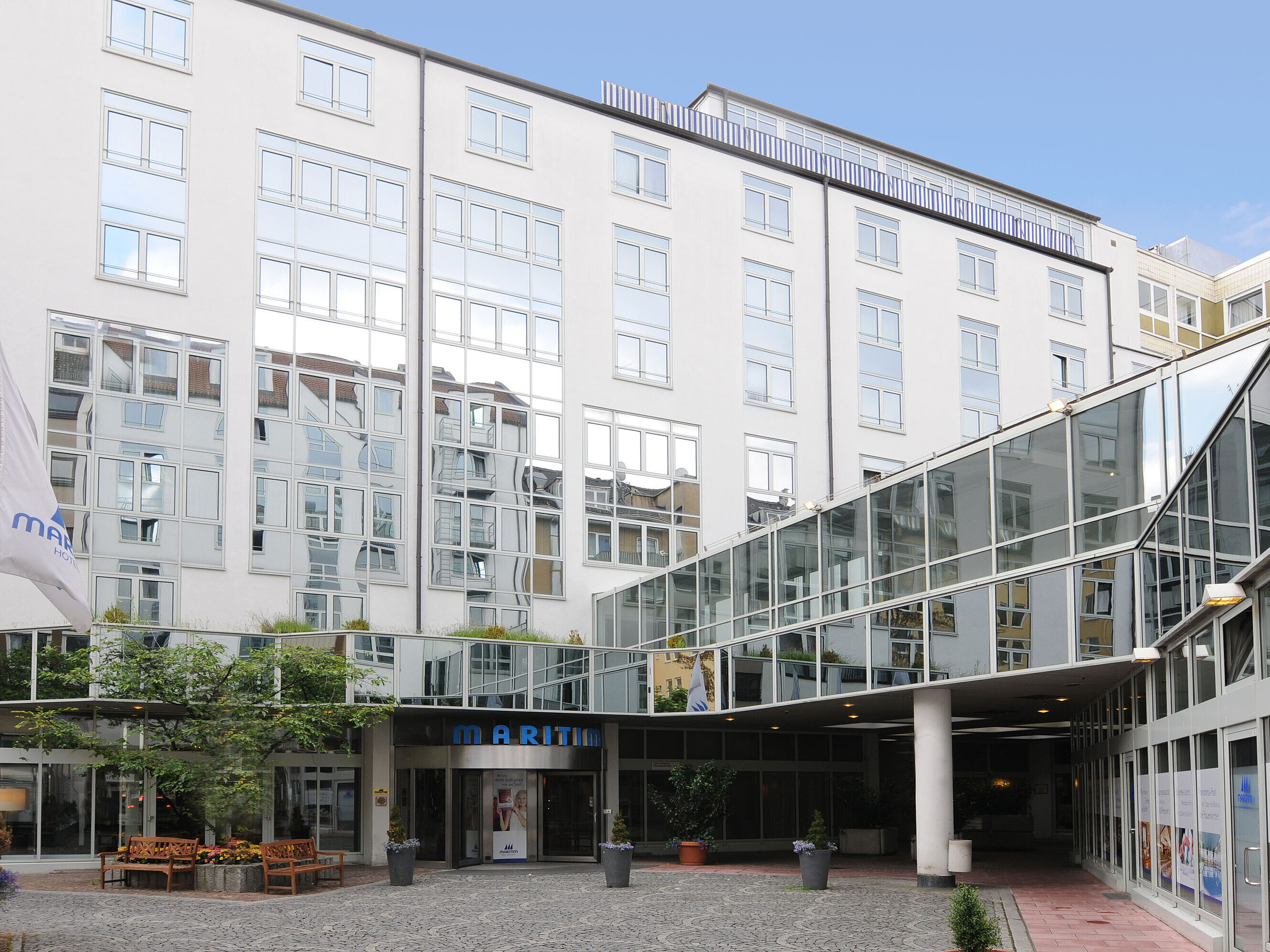 Außenansicht Moderne Fassade mit Glasdetails und Innenhof des Maritim Hotel München