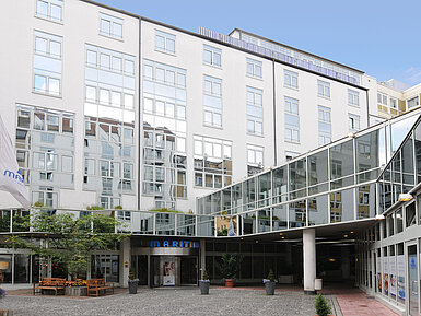 Außenansicht Moderne Fassade mit Glasdetails und Innenhof des Maritim Hotel München
