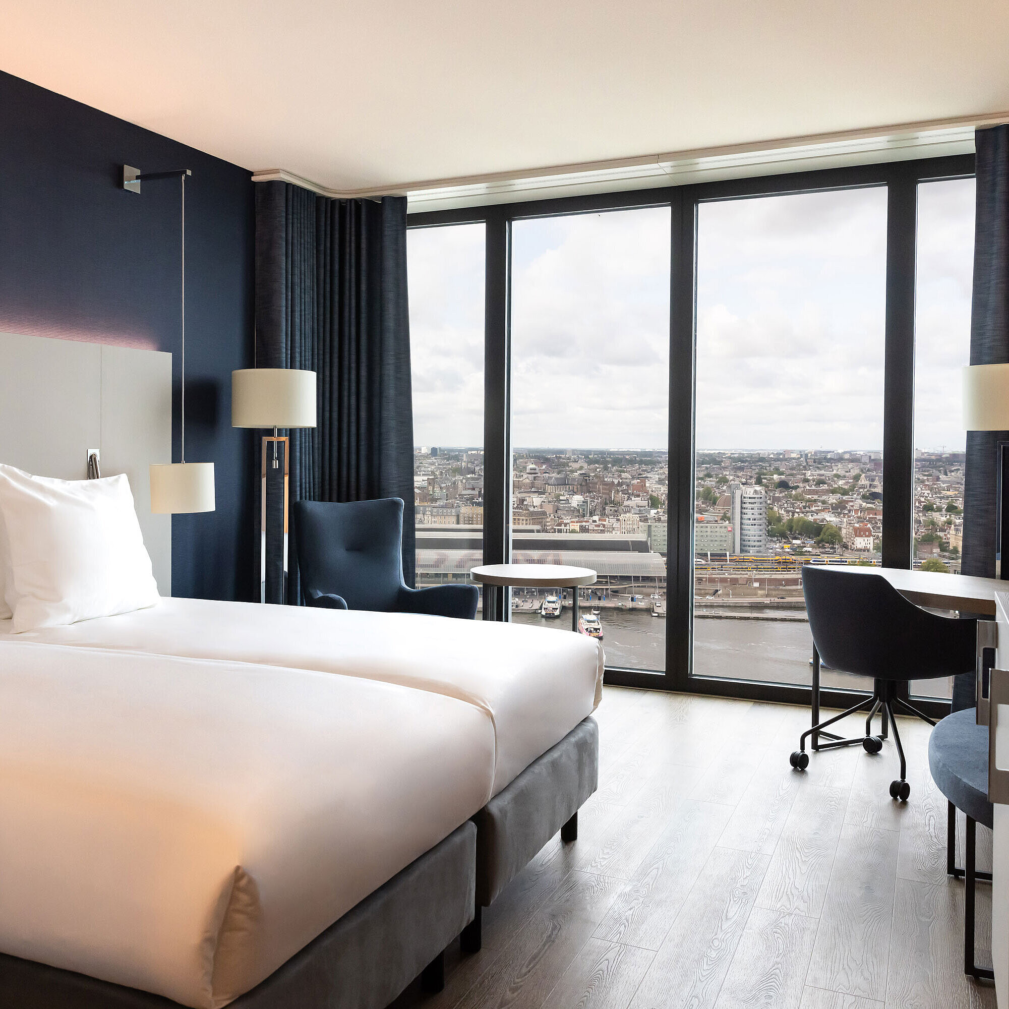 Doppelzimmer Doppelzimmer im Maritim Hotel Amsterdam mit großem Fenster und Panoramablick auf die Stadt