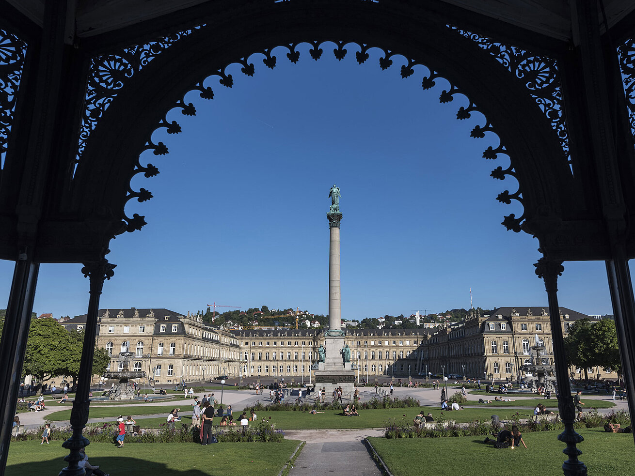 Neues Schloss Die Jubiläumssäule auf dem Schlossplatz in Stuttgart, eingerahmt vom historischen Musikpavillon