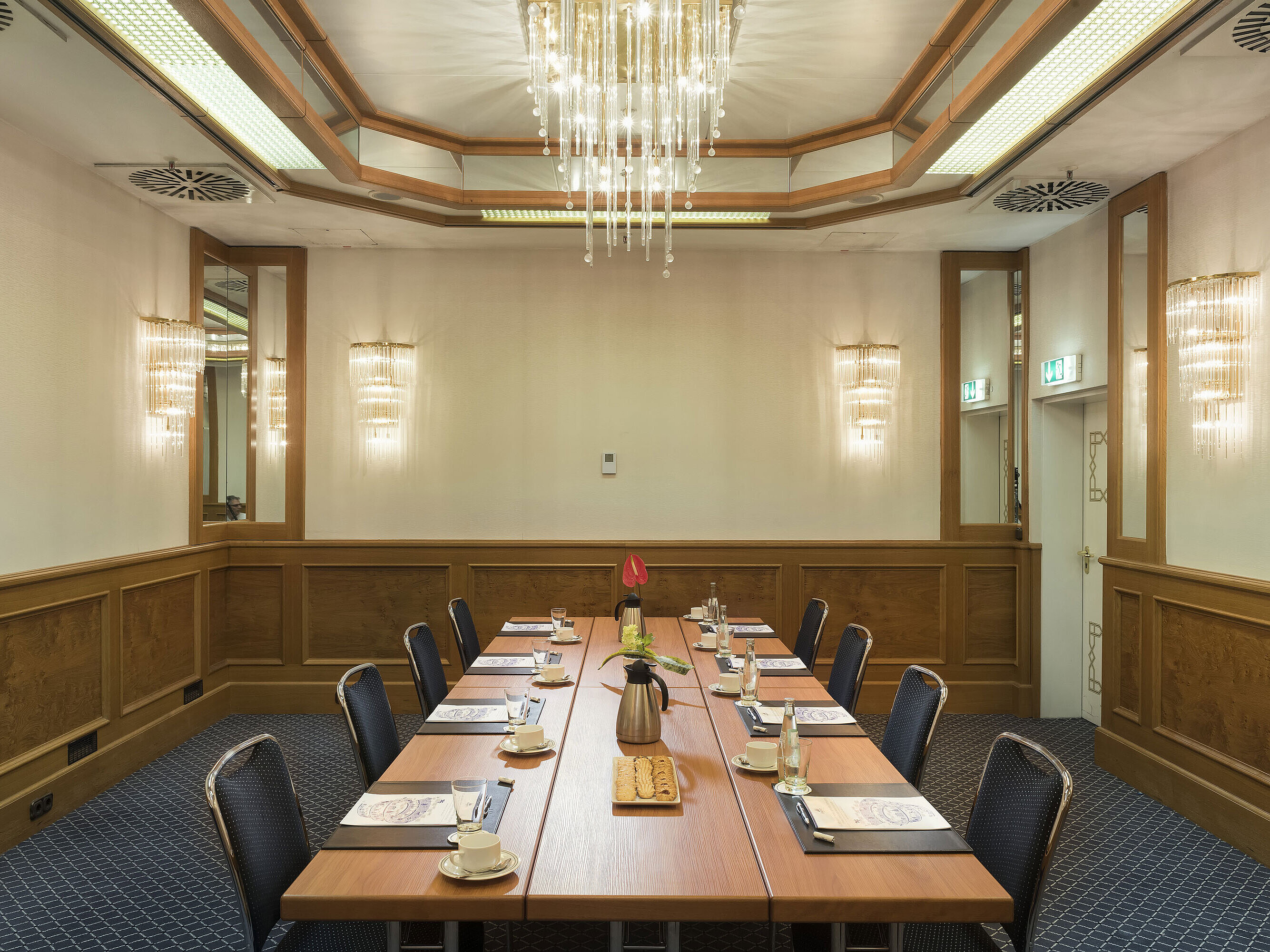 Salon Mannheim Kleiner Tagungsraum mit Kaffeeservice, Keksen und Dekoration im Maritim Hotel München