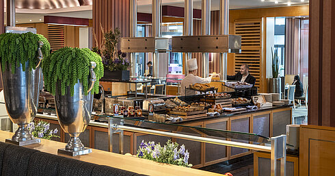 Restaurant Classico Live-Cooking-Station im Frühstücksbereich des Maritim Hotel Düsseldorf mit frischen Backwaren und eleganter Dekoration.