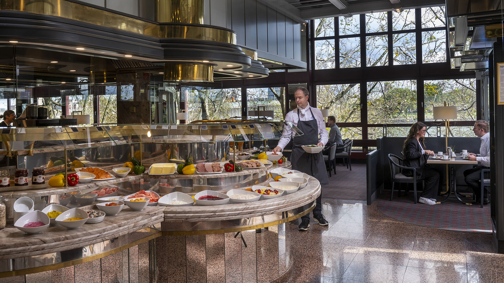 Restaurant Rôtisserie Das Restaurant "Rôtisserie" im Maritim Hotel Köln bietet ein vielseitiges Buffet mit verschiedenen Speisen zur Auswahl.