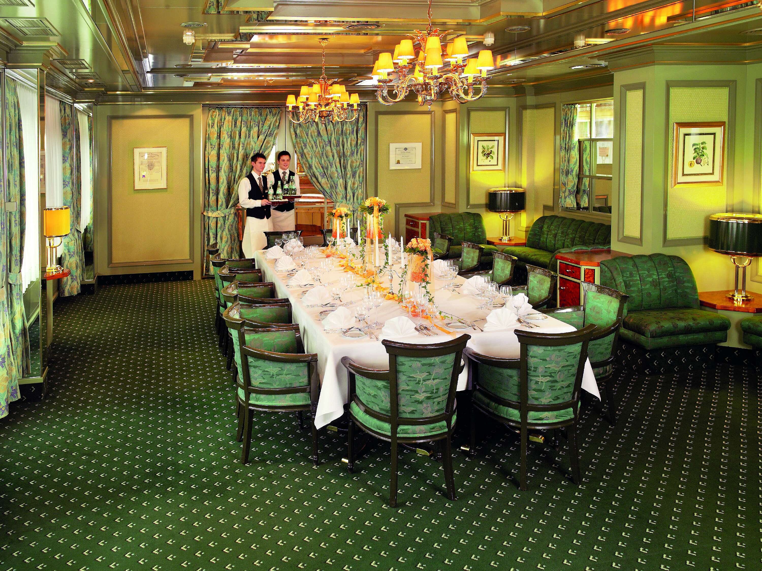 Hotelrestaurant mit Sonnenterrasse Eleganter Speiseraum mit festlicher Tafel im Maritim Hotel Bad Salzuflen für besondere Anlässe