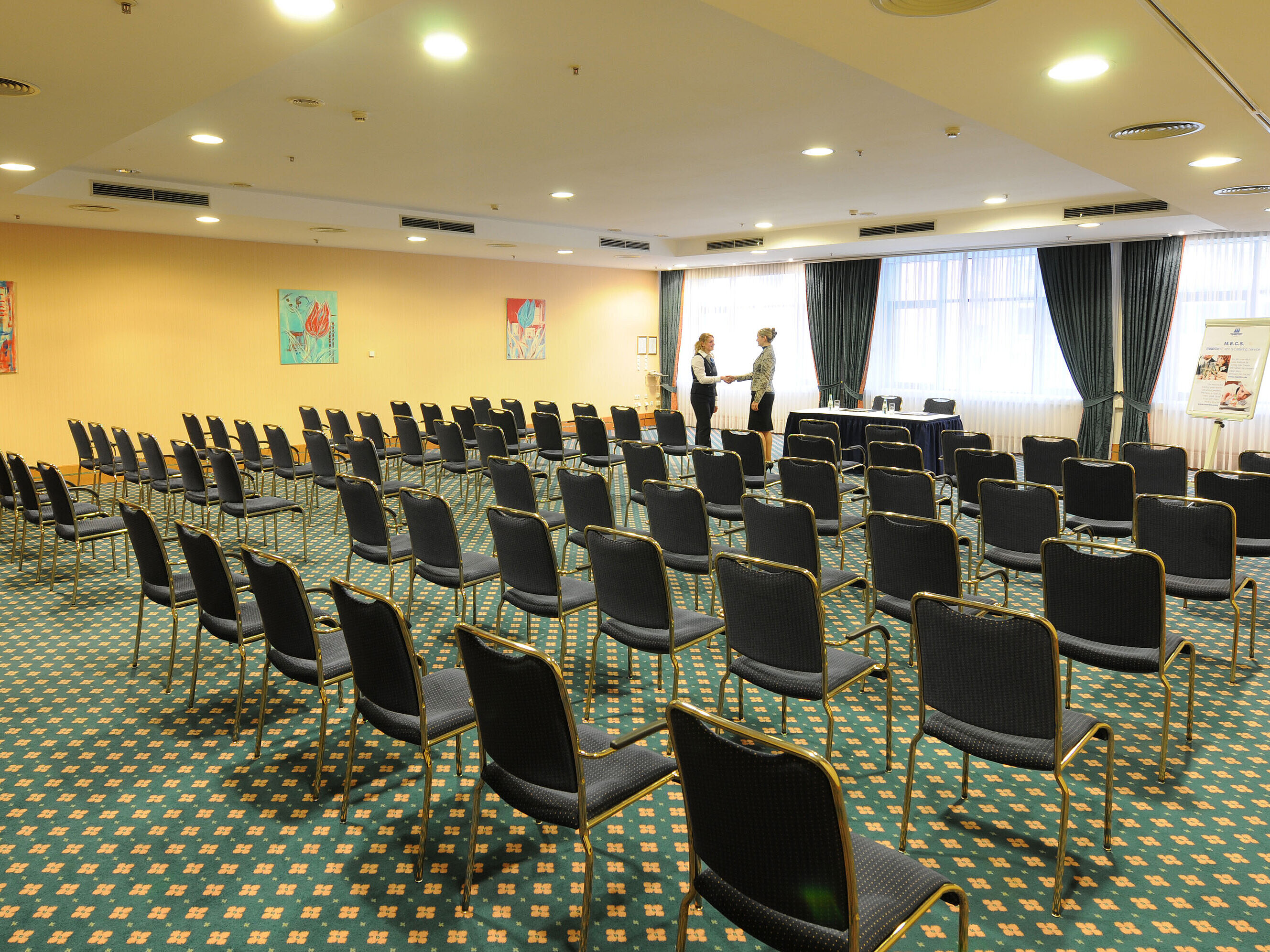 Salon München Großer Konferenzraum mit Reihenbestuhlung und professioneller Ausstattung im Maritim Hotel Magdeburg.