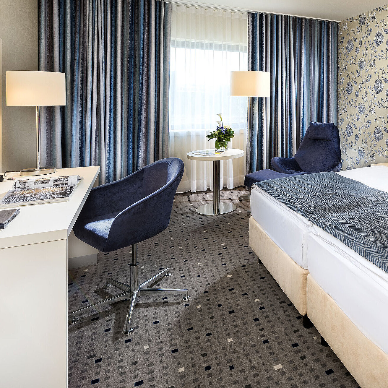 Superior Zimmer Superior Zimmer im Maritim Hotel Bonn mit modernem Design, gemütlichem Bett, Schreibtisch und stilvollen Vorhängen.