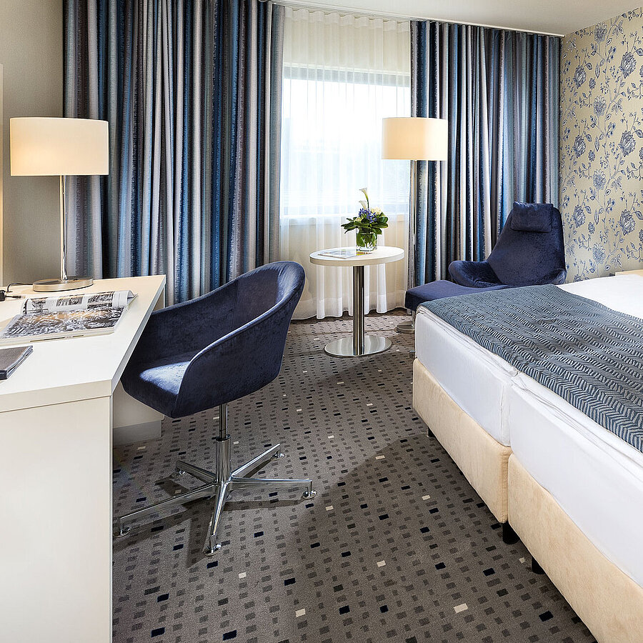 Superior Zimmer  Superior Zimmer im Maritim Hotel Bonn mit modernem Design, gemütlichem Bett, Schreibtisch und stilvollen Vorhängen.