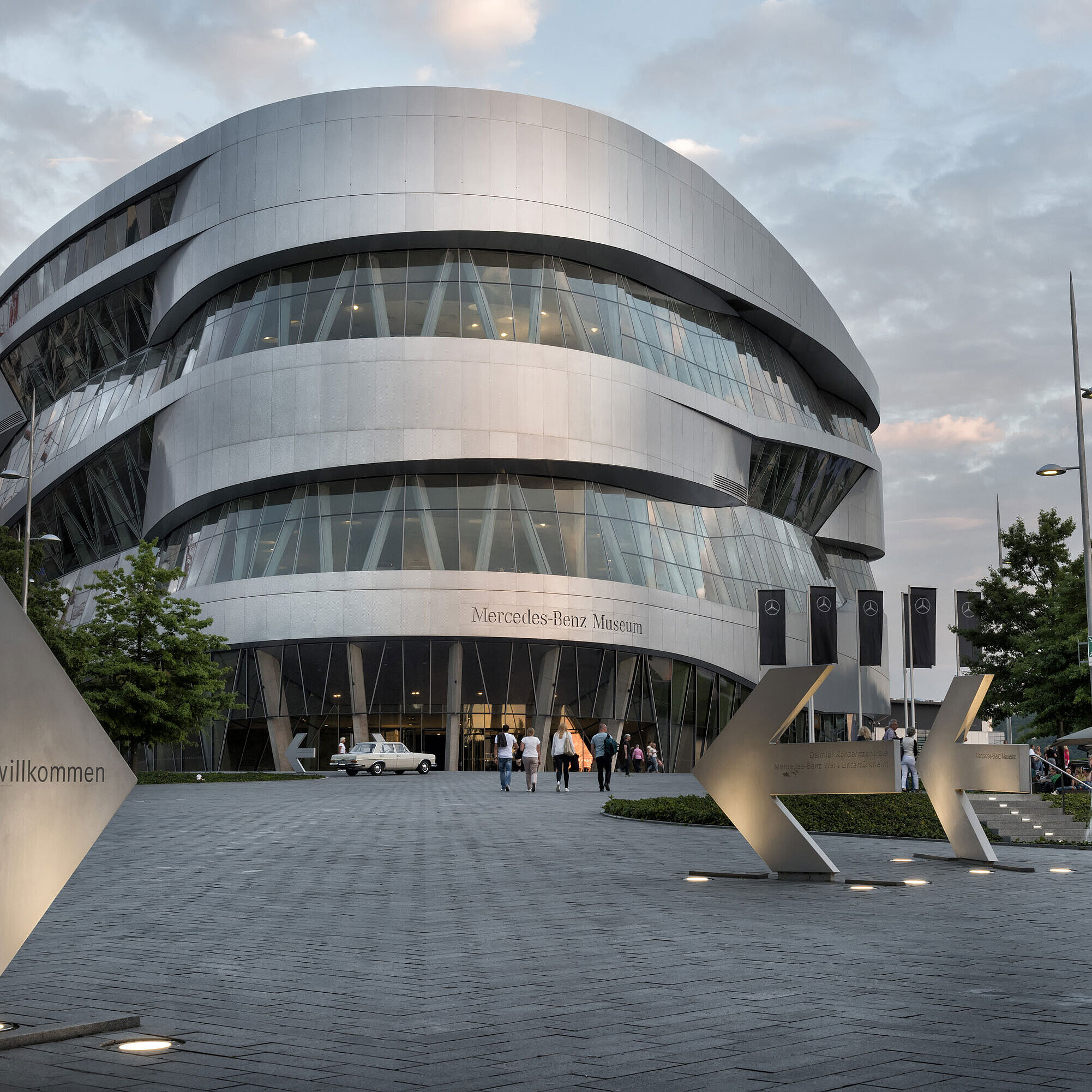 Mercedes Benz Museum Außenansicht des Mercedes-Benz Museums in Stuttgart mit moderner Architektur