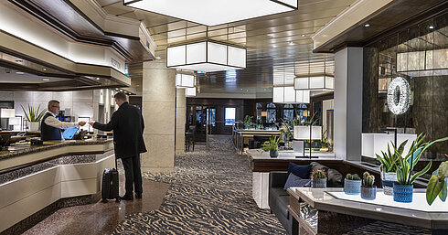 Rezeption Rezeption im Maritim Hotel Darmstadt mit modernem Design, freundlichem Personal und eleganter Einrichtung.