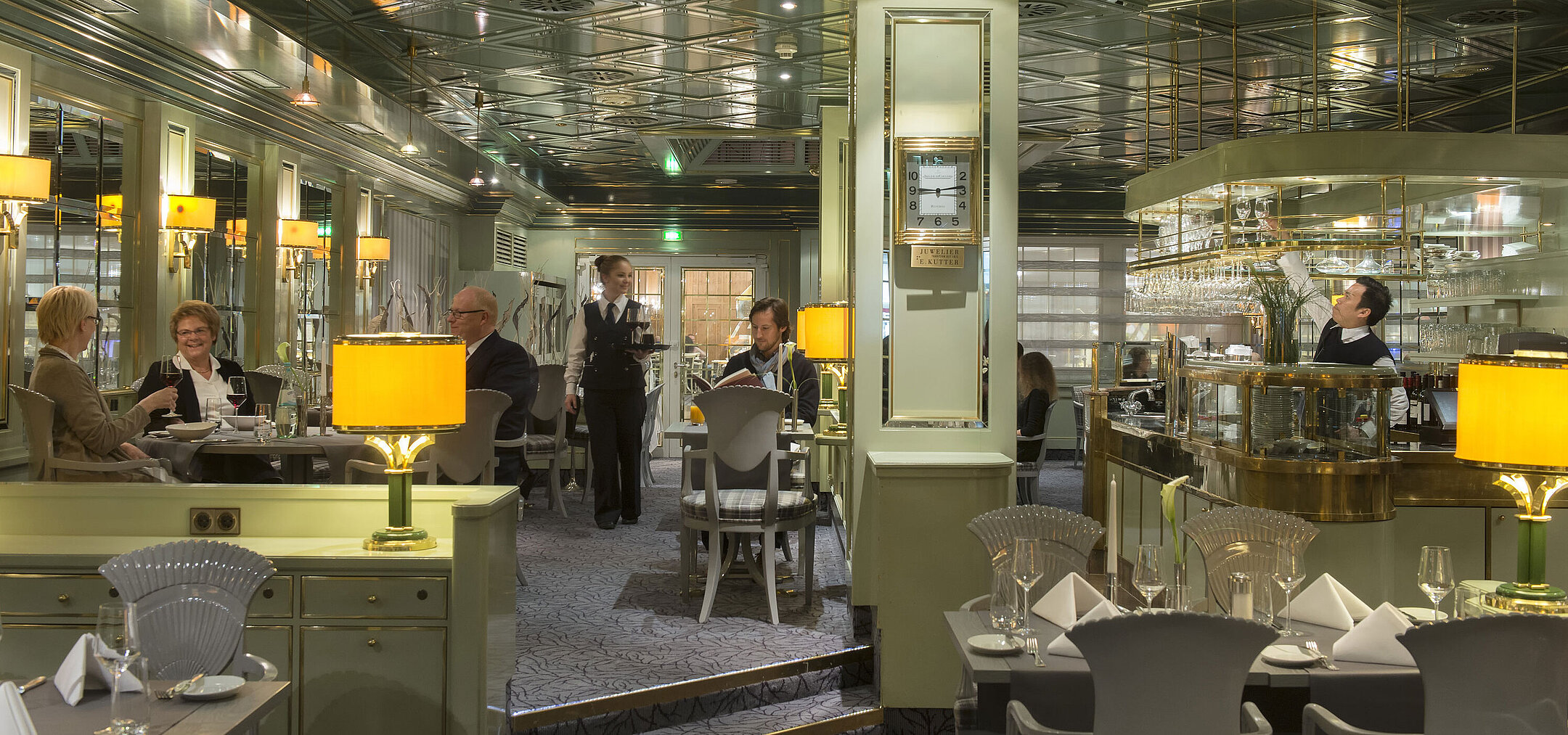 Restaurant “Bistro Reuchlin" Stilvolles Restaurant mit eleganter Einrichtung und Gästen im Maritim Hotel Stuttgart