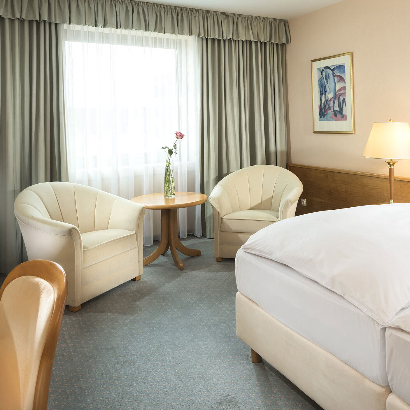 Superior Zimmer Helles Hotelzimmer mit zwei Betten, Sitzgruppe und großem Fenster im Maritim Hotel Magdeburg