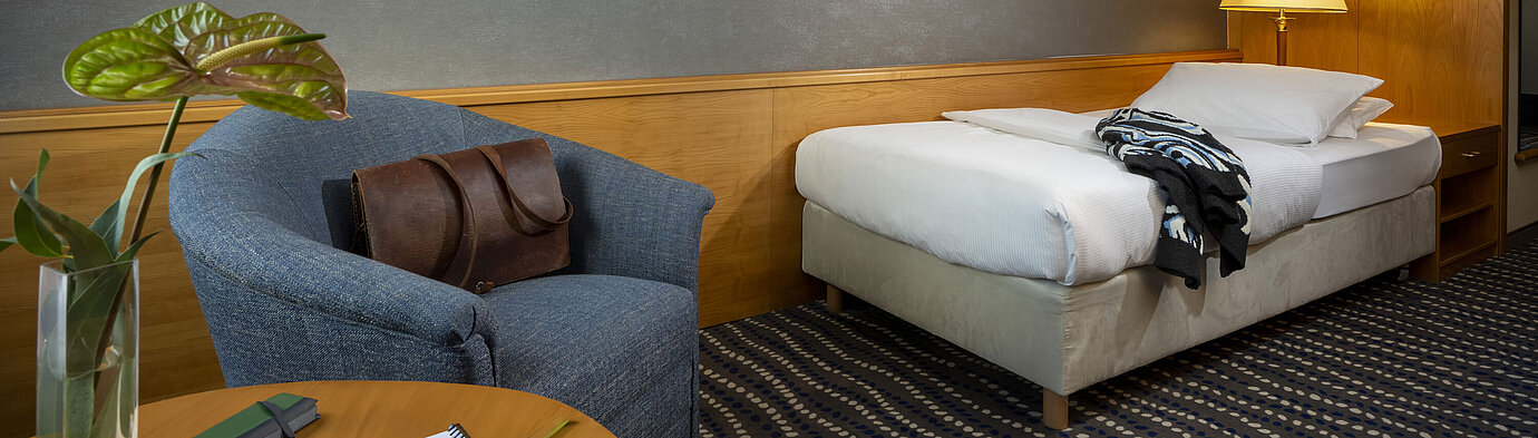 Classic Einzelzimmer Classic-Doppelzimmer mit großem Fenster, Schreibtisch, Lampen und Sitzecke