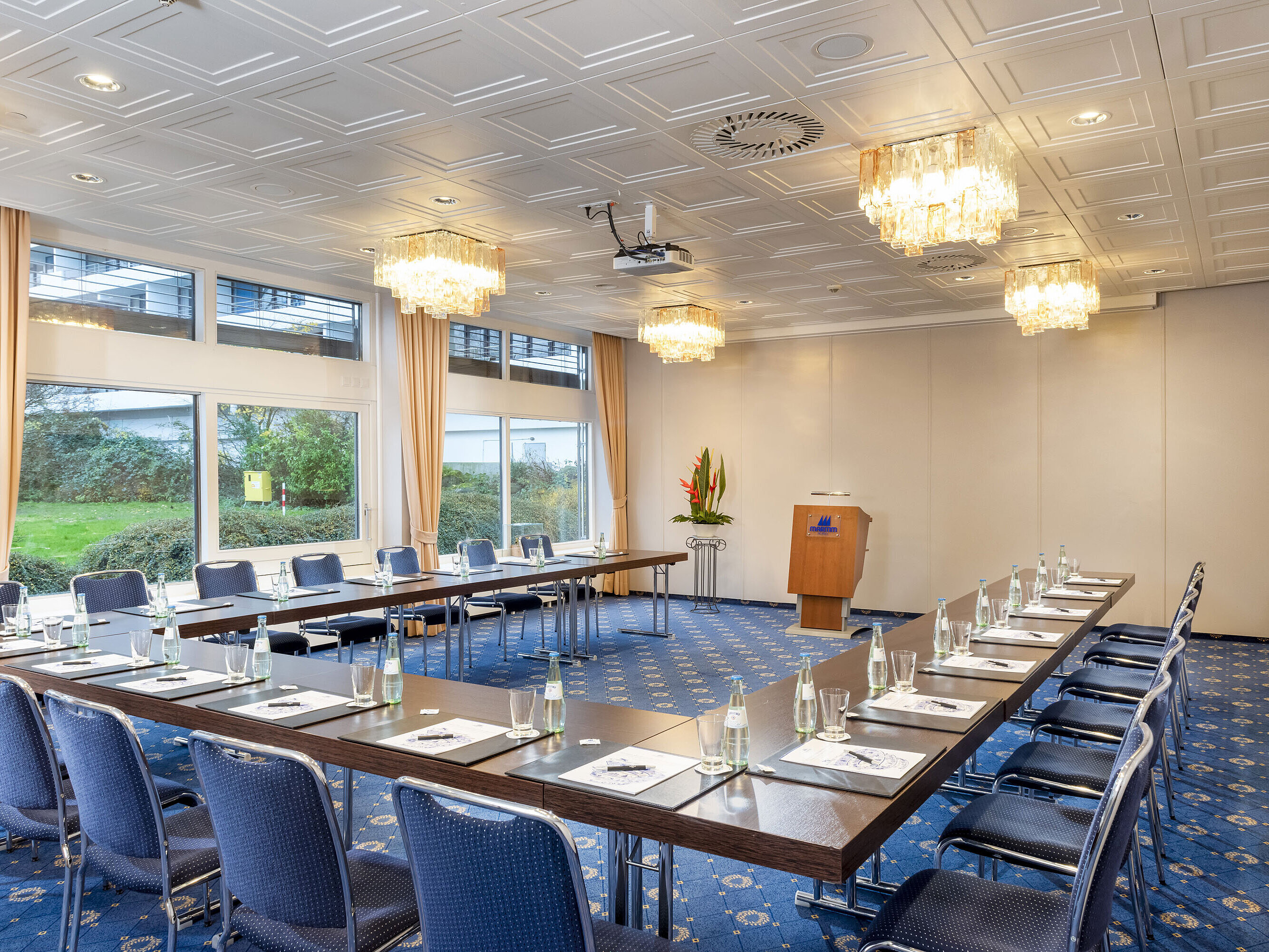 Salon Lübeck Der Salon Lübeck im Maritim Hotel Kiel, ein moderner Konferenzraum mit U-förmiger Bestuhlung, großen Fenstern und Kronleuchtern.