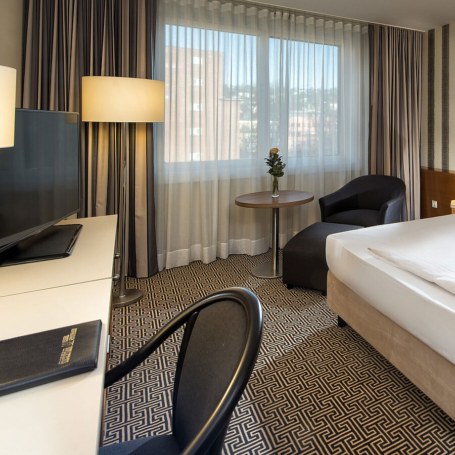 Classic Comfort Zimmer  Modernes Einzelzimmer mit Schreibtisch, großem Fenster und Stadtblick im Maritim Hotel Stuttgart