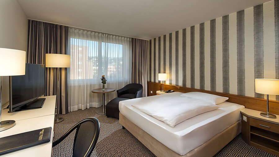 Classic Comfort Zimmer Modernes Einzelzimmer mit Schreibtisch, großem Fenster und Stadtblick im Maritim Hotel Stuttgart