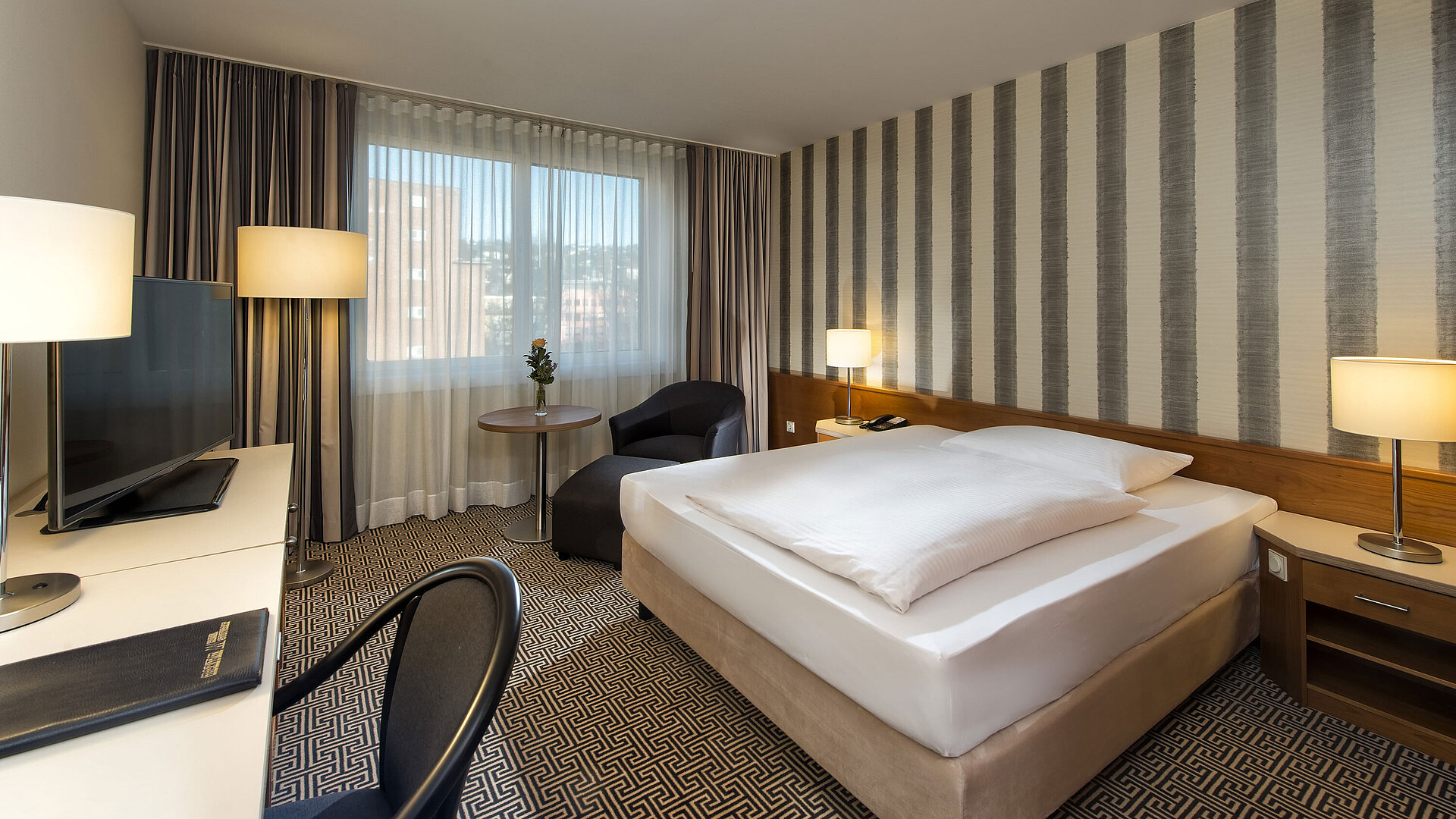Classic Comfort Zimmer Modernes Einzelzimmer mit Schreibtisch, großem Fenster und Stadtblick im Maritim Hotel Stuttgart