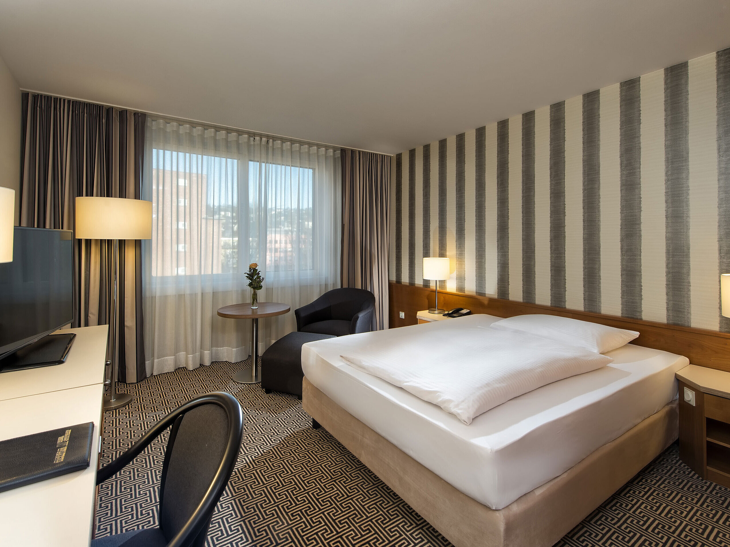 Comfort Zimmer Modernes Einzelzimmer mit Schreibtisch, großem Fenster und Stadtblick im Maritim Hotel Stuttgart