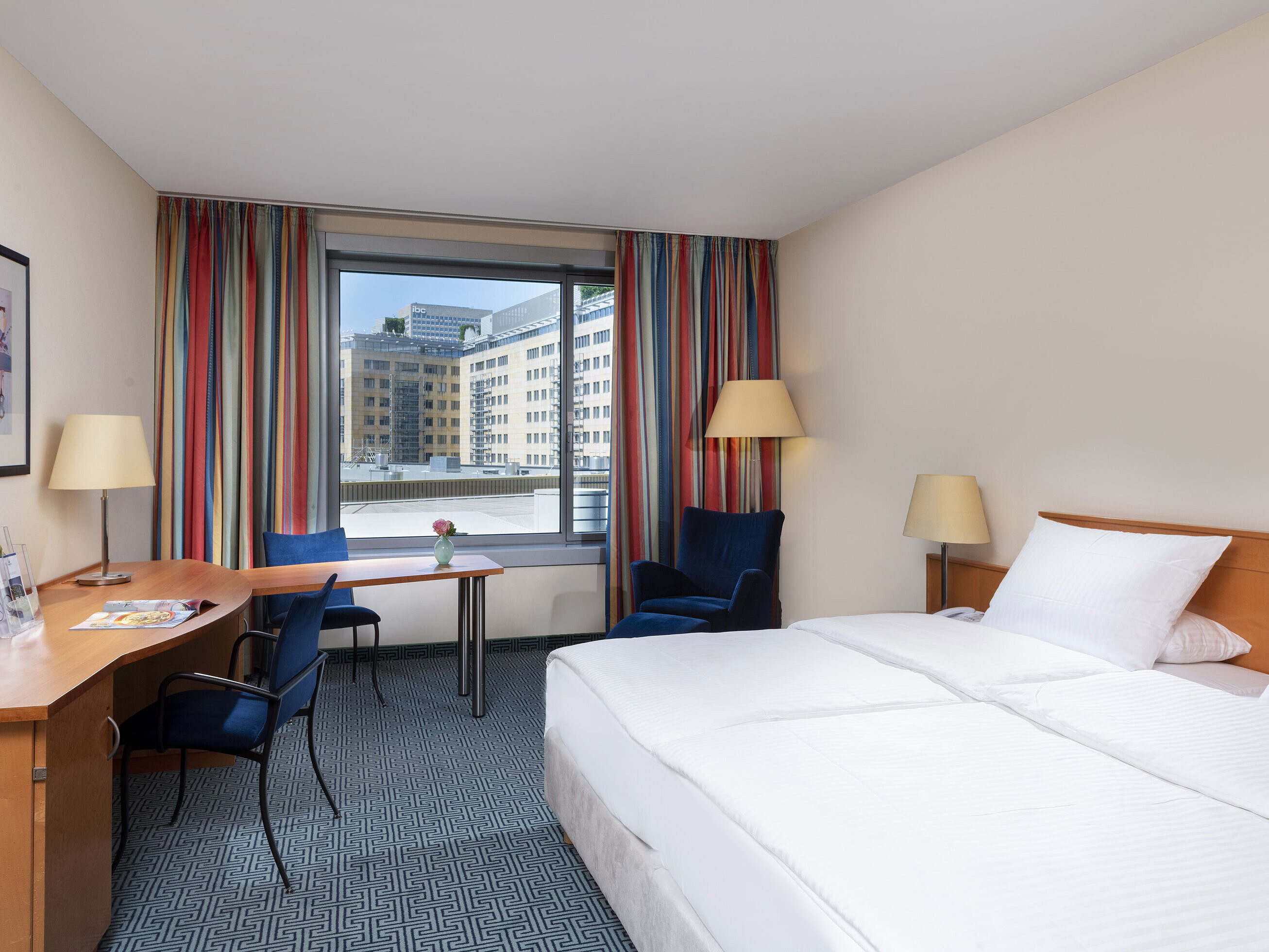 Classic Zimmer Classic Zimmer im Maritim Hotel Frankfurt mit gemütlichem Doppelbett, Schreibtisch und Stadtblick.