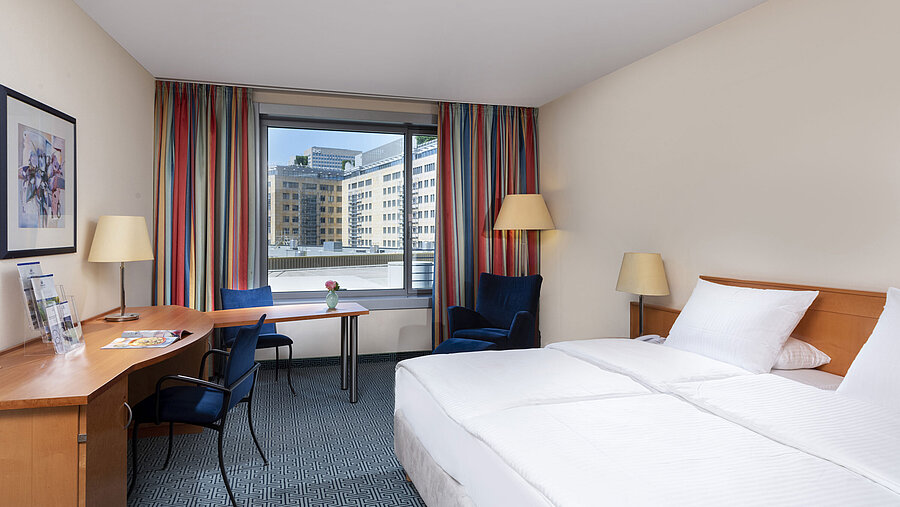 Classic Zimmer Classic Zimmer im Maritim Hotel Frankfurt mit gemütlichem Doppelbett, Schreibtisch und Stadtblick.