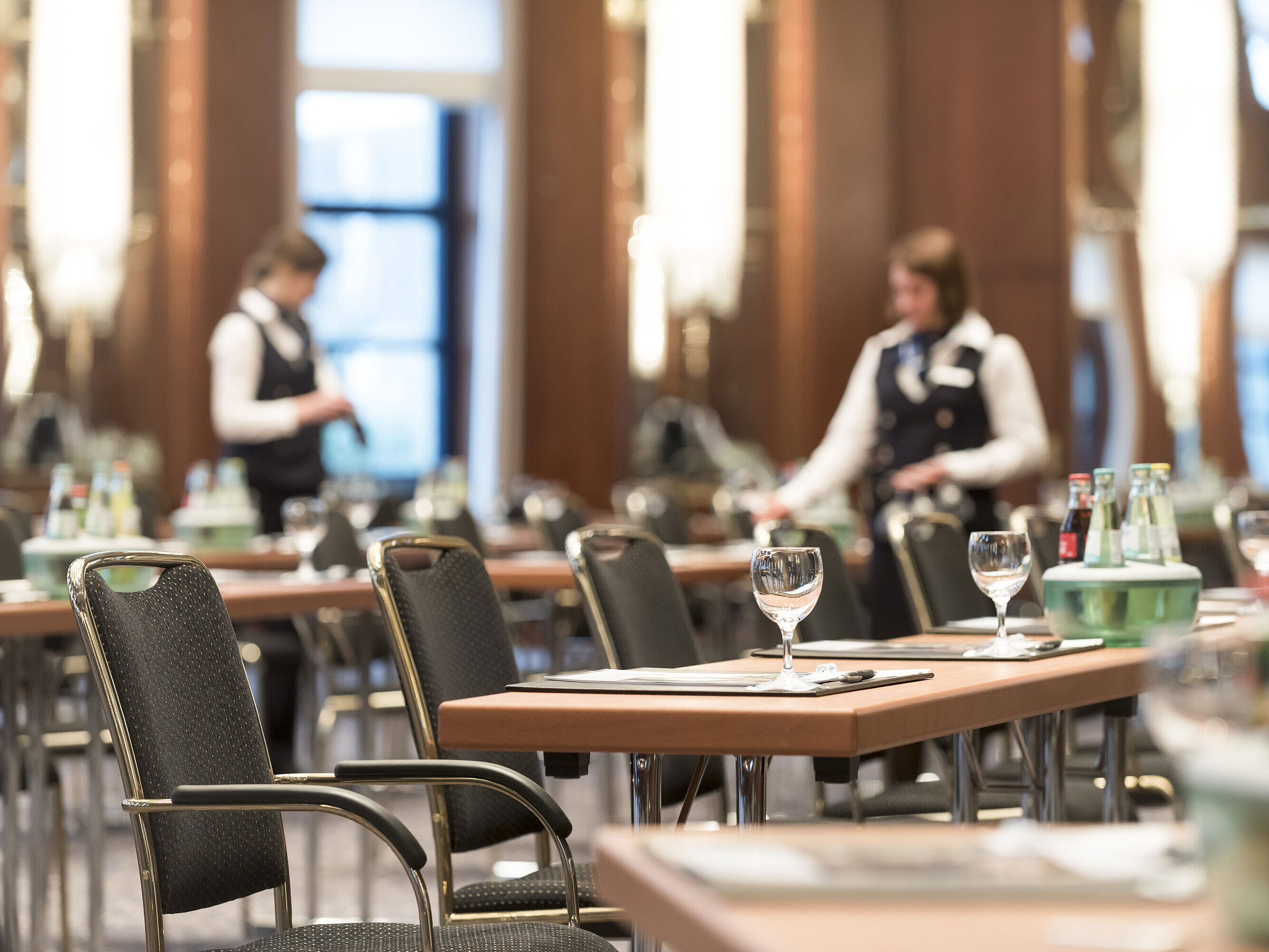 Saal Beethoven Saal Beethoven im Maritim Hotel Bonn, vorbereitet für Konferenzen mit Getränken und professionellem Servicepersonal.