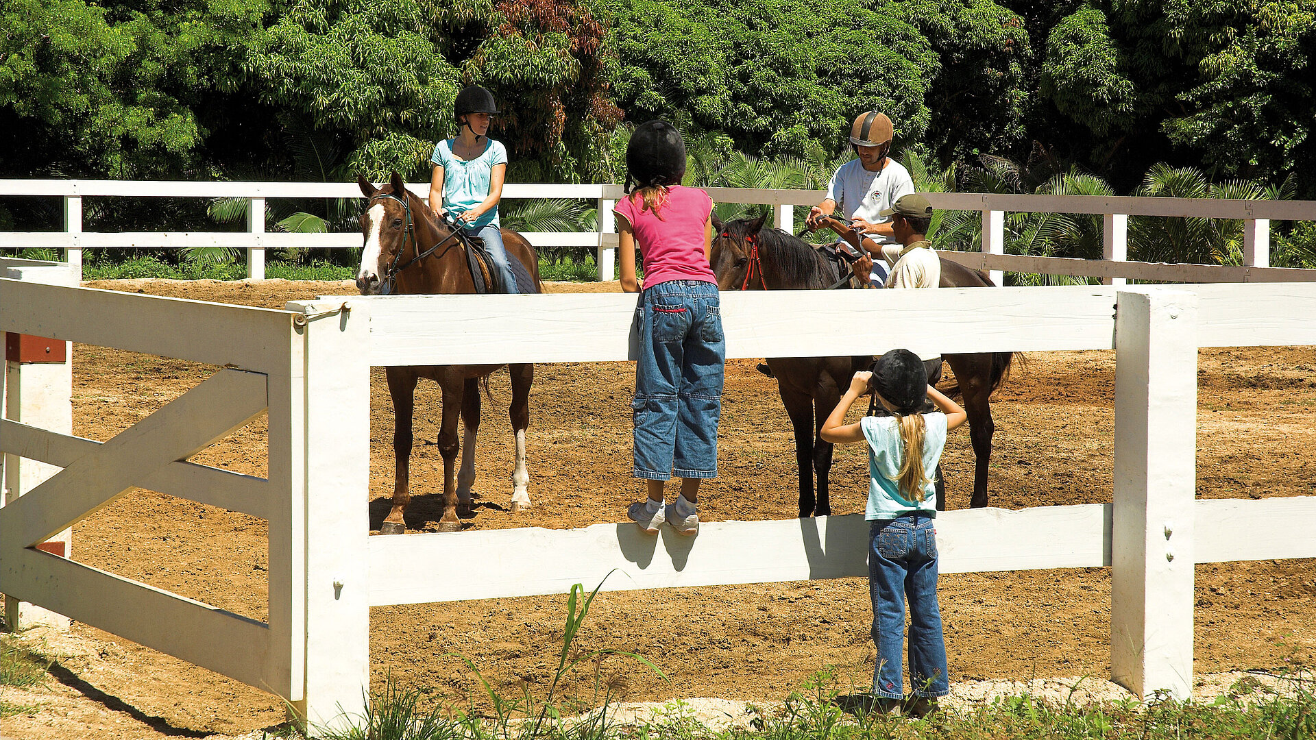 Pferde Kinder beim Reitunterricht auf dem Reitplatz im Maritim Hotel Mauritius