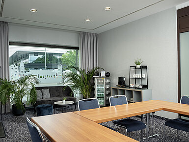 Salon Kiel Salon Kiel mit Sofa, Pflanzen und Fensterfront im Maritim Hotel Darmstadt