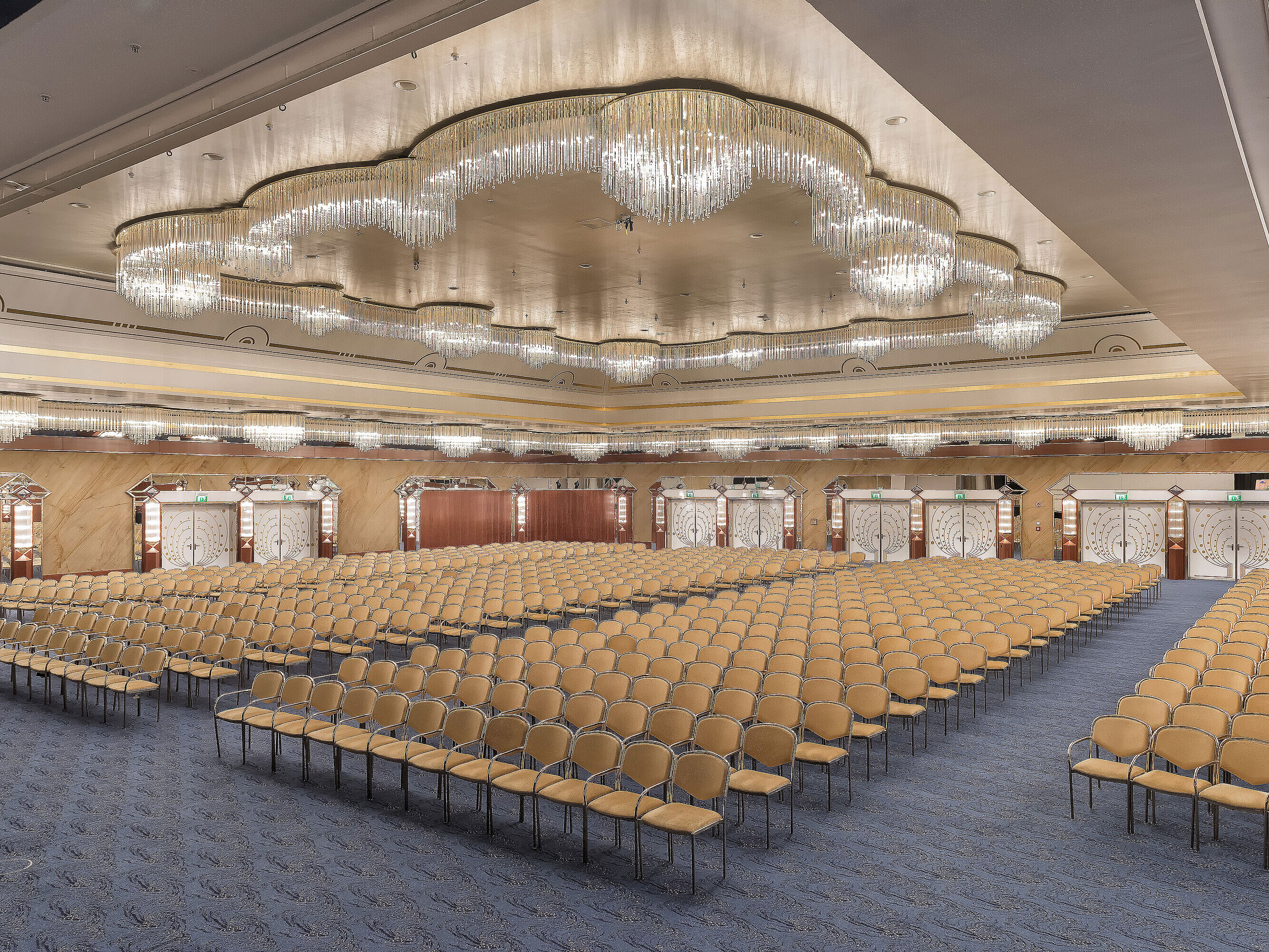 Saal Maritim Prächtiger Bankettsaal mit luxuriösen Kristalllüstern und eleganter Reihenbestuhlung im Maritim Hotel Hannover.