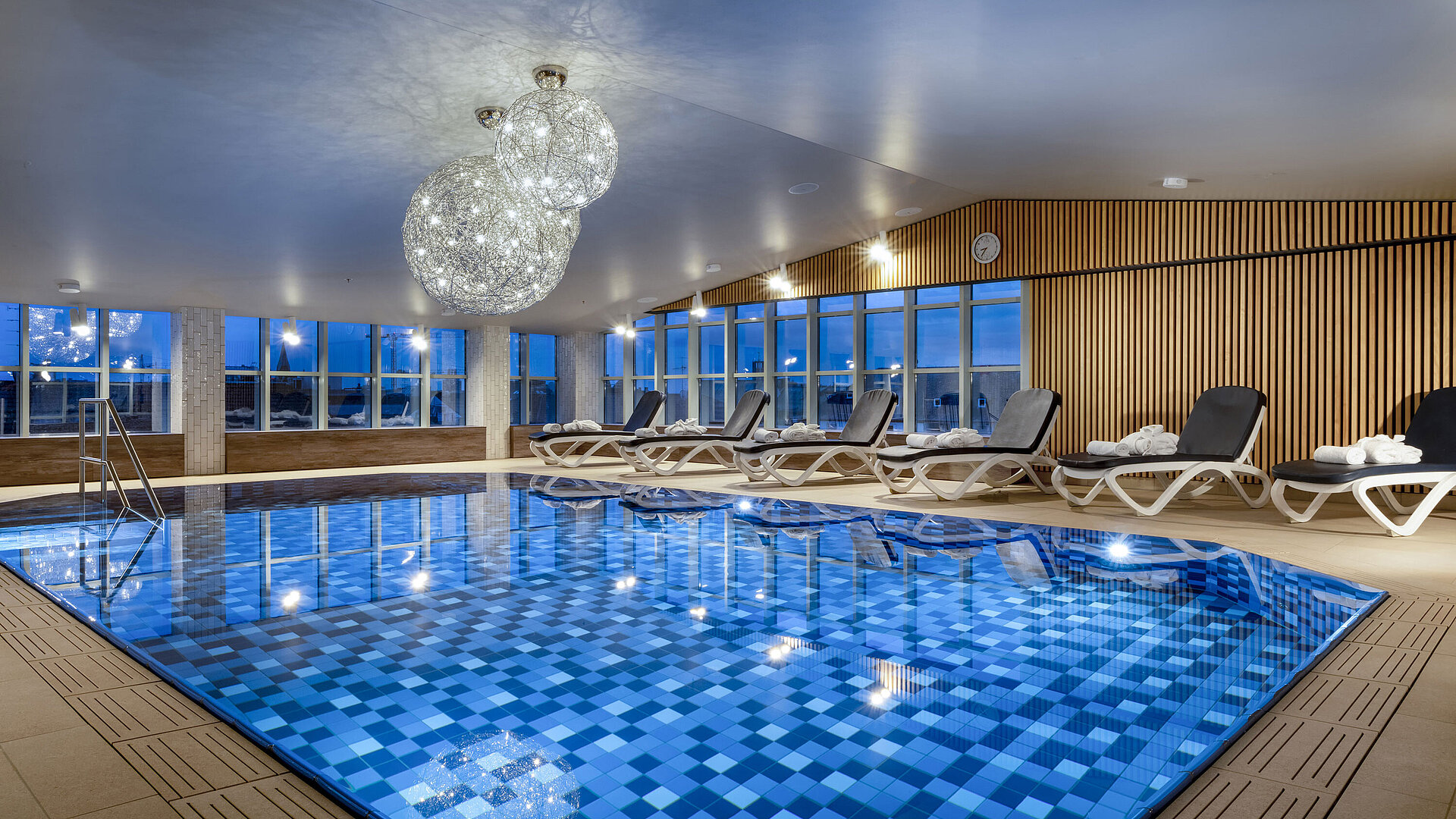Schwimmbad Wellnessbereich mit Liegen und Schwimmbad im Maritim Hotel München