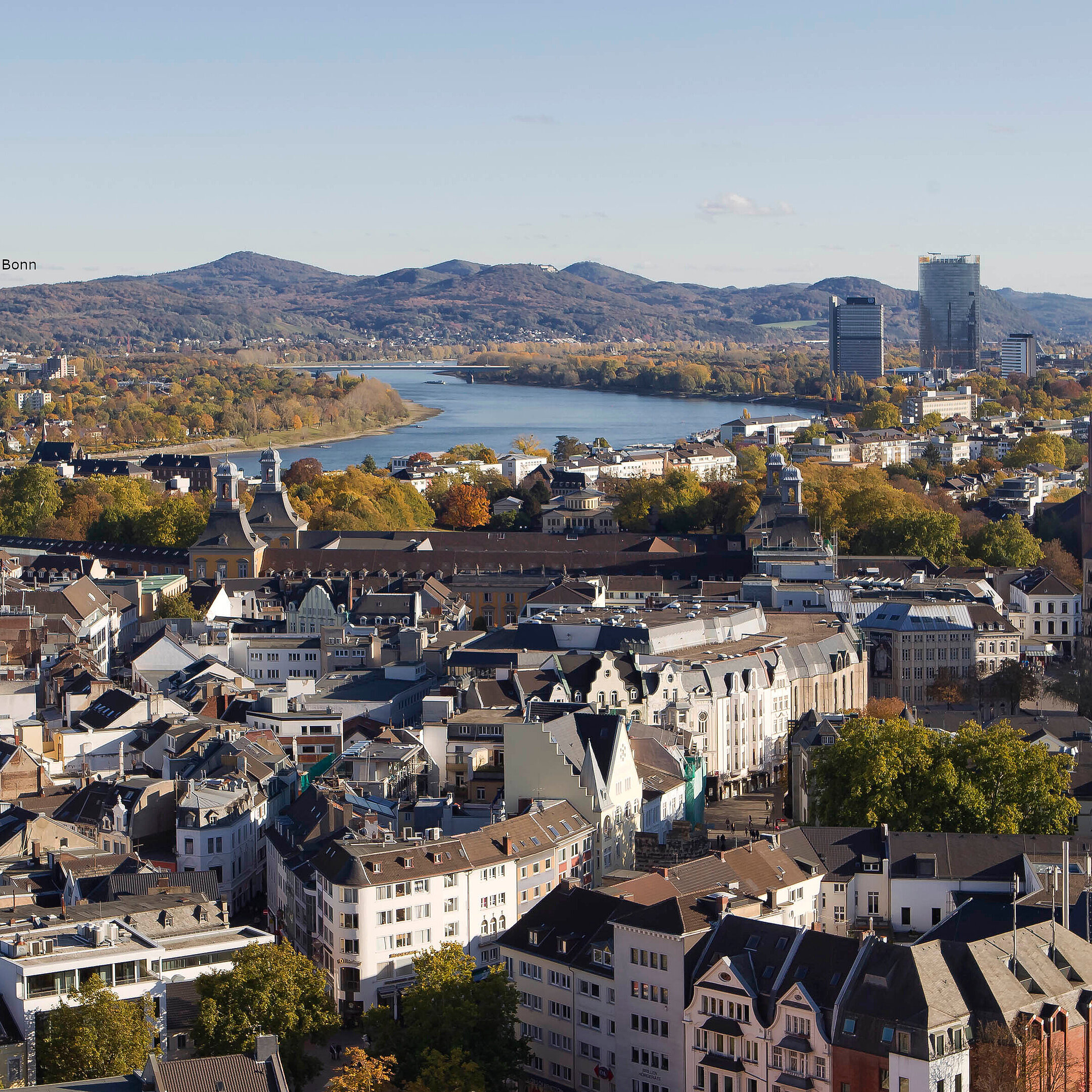 Panorama von Bonn am Rhein Panoramablick über Bonn mit Rhein, Altstadt, Kirchen und herbstlicher Landschaft